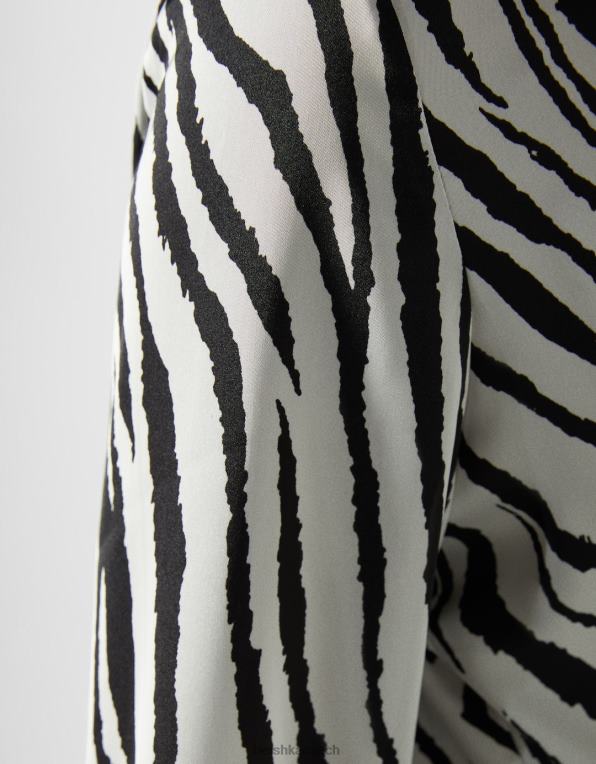 ženy Bershka vypasovaná saténová košile s dlouhým rukávem P8844925 oblečení bílý černý