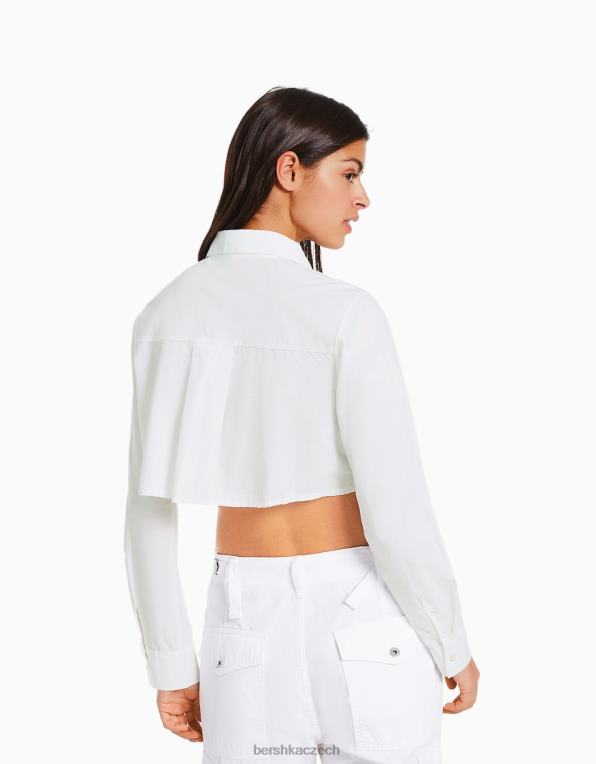 ženy Bershka zkrácená košile s dlouhým rukávem a detailem makramé P8844922 oblečení bílý
