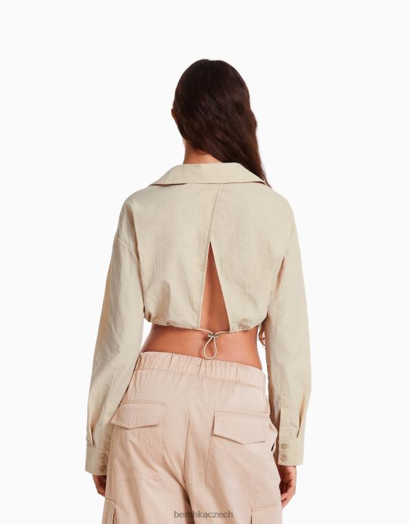 ženy Bershka zkrácená nylonová košile s dlouhými rukávy nabíranými vpředu a zarážkou P8844940 oblečení kámen