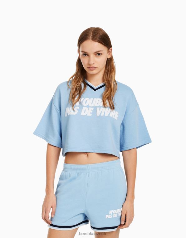 ženy Bershka Mikina s krátkým rukávem a výstřihem do V s potiskem P8844585 oblečení světle modrá