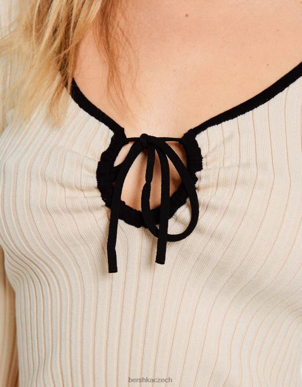 ženy Bershka žebrovaný svetr s dlouhým rukávem a mašličkovým výstřihem P88441027 oblečení krém