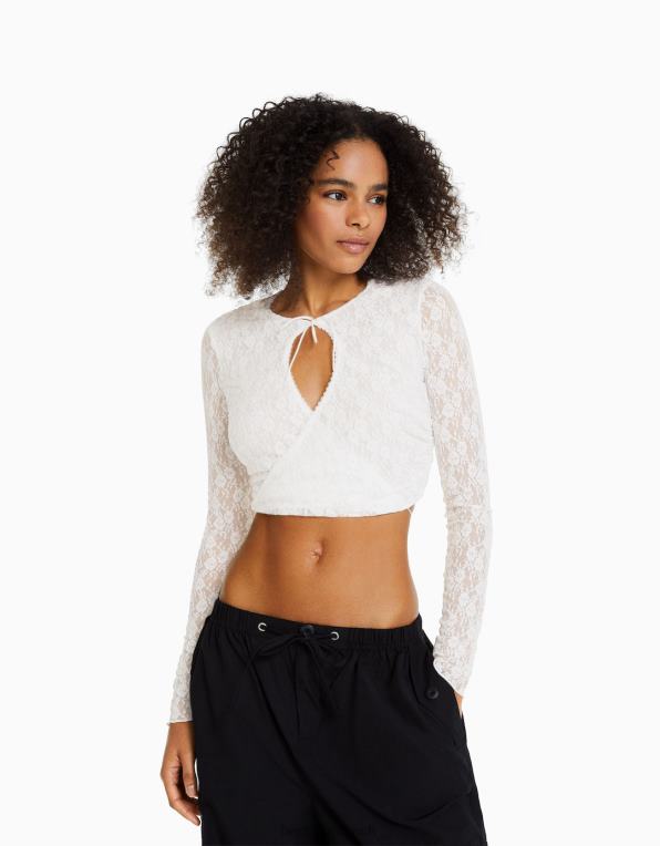 ženy Bershka blond krajkové tričko s dlouhým rukávem a překříženým výstřihem P8844502 oblečení krém