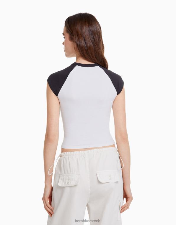 ženy Bershka potištěné tričko s krátkými raglánovými rukávy P8844388 oblečení bílý černý
